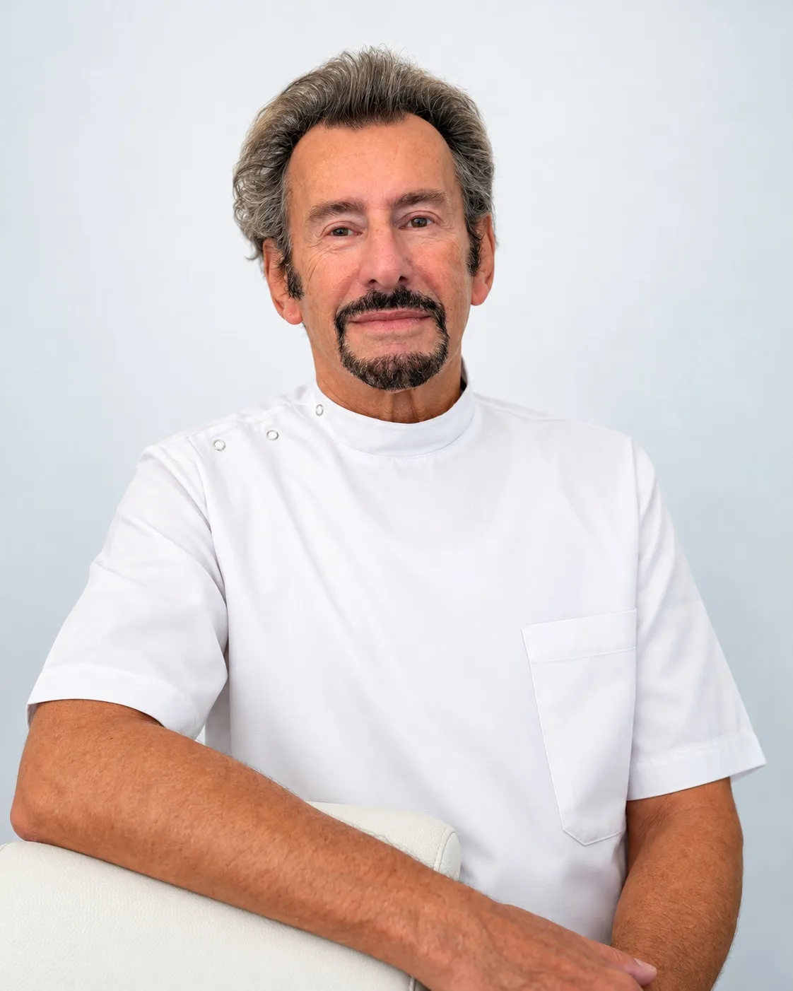 Portrait du Dr Alain Gelbard en tenue médicale blanche